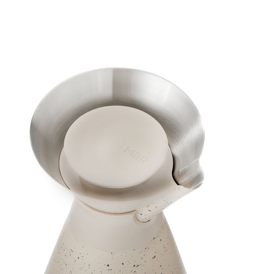 new-standard-carafe-n0 WebPDP-33oz_New_Standard_Carafe_Desert_Tan_Speckle_Studio__CAR1SVOS224_45_Lid_On.jpg
