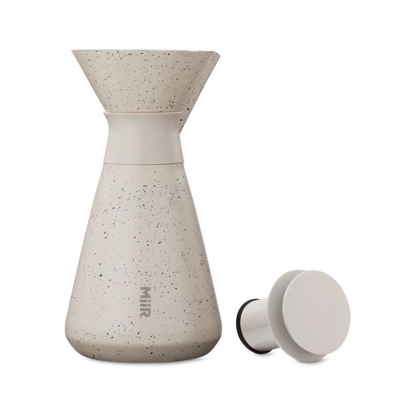 new-standard-carafe-n0 WebPDP-33oz_New_Standard_Carafe_Desert_Tan_Speckle_Studio__CAR1SVOS224_Front_Lid_Staged.jpg